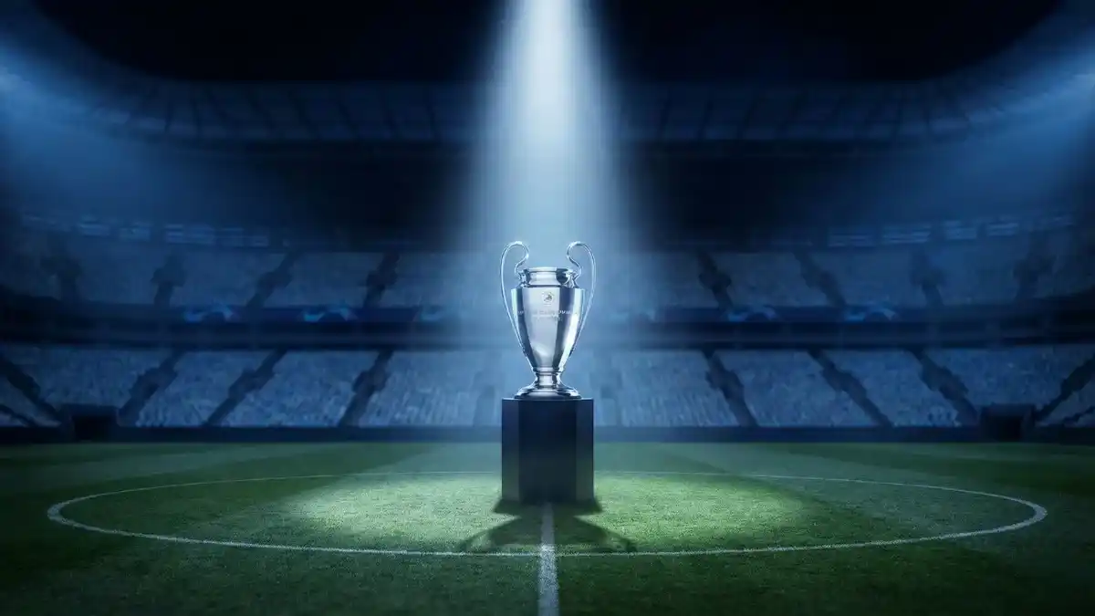 Champions League Pokal im Rampenlicht eines Fußballstadions