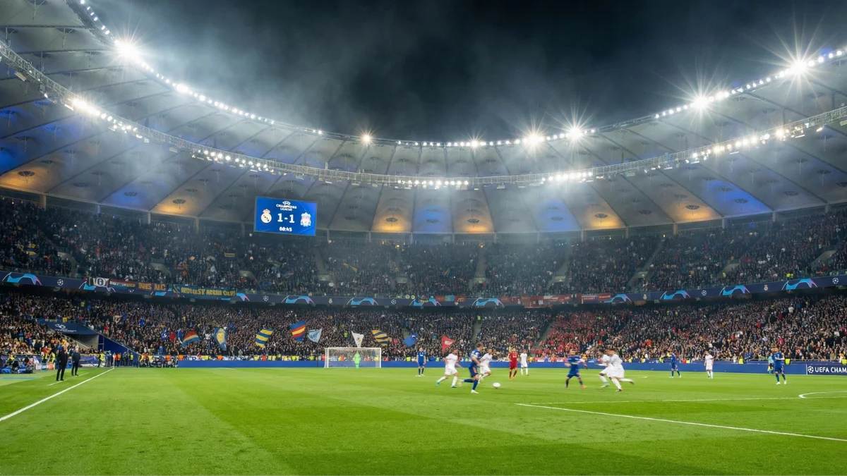Atemberaubende Atmosphäre im Champions League Stadion bei Nacht mit Tausenden von Fans