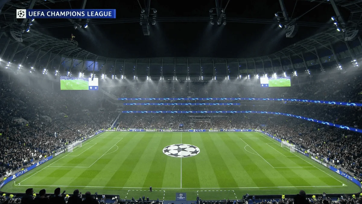 Fußballstadion bei Nacht mit beleuchteter Champions League Atmosphäre